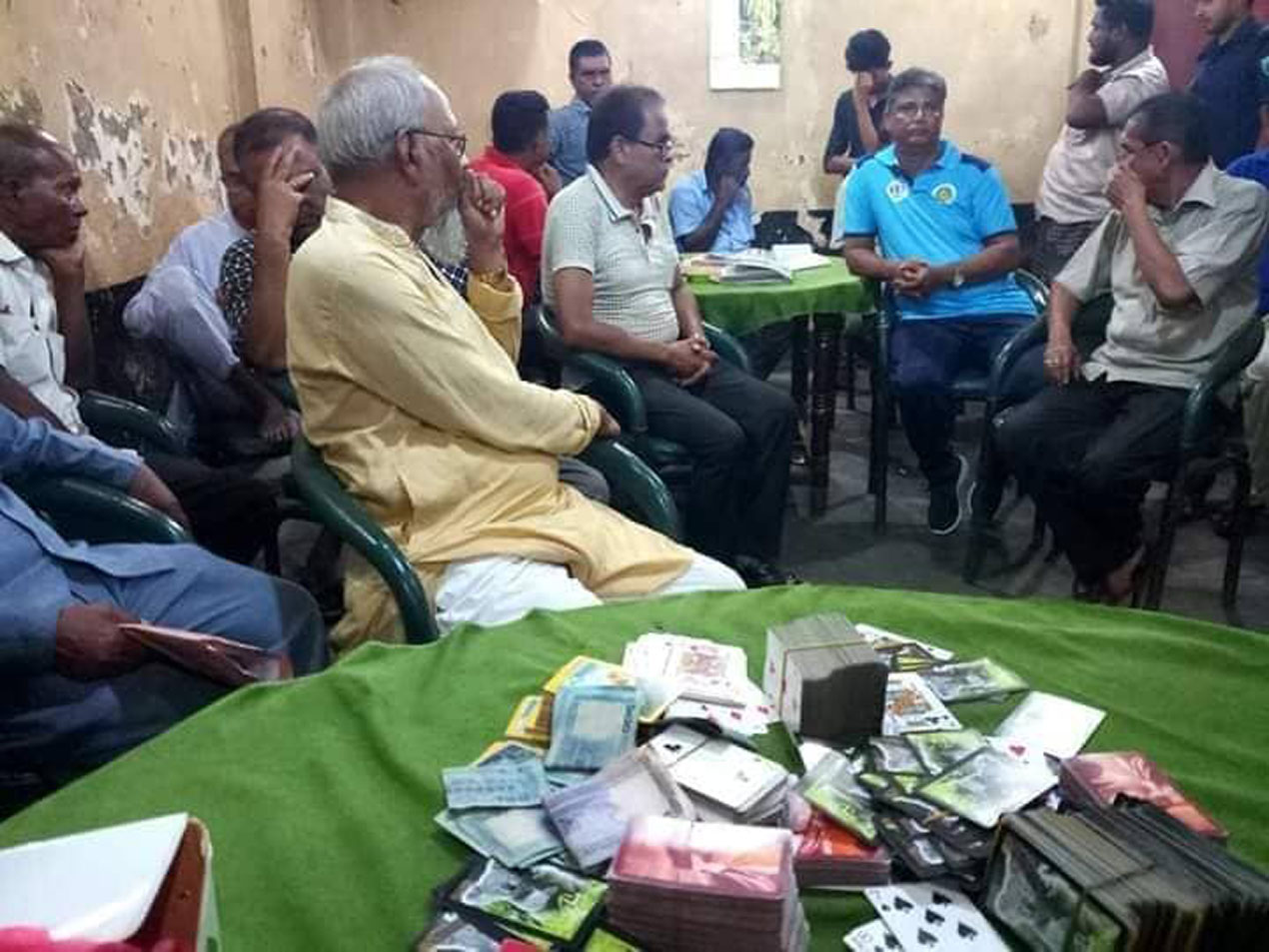 বগুড়া টাউন ক্লাবে পুলিশের অভিযান : আটক ১৫