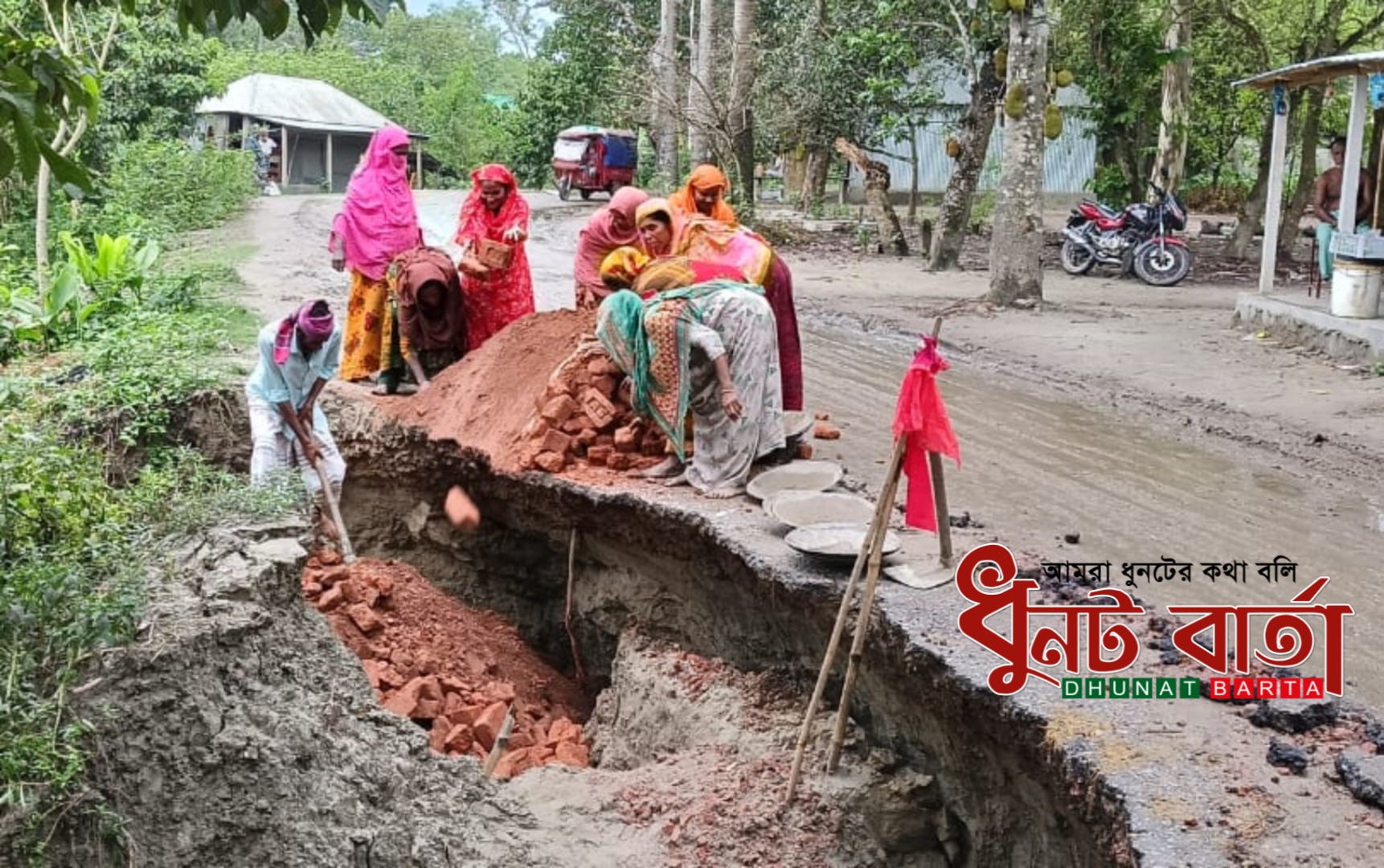 ধুনটে ভাঙা সড়কে জরুরী সংস্কার কাজ